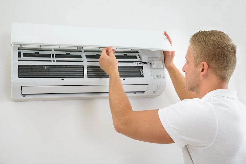 Việc tự thực hiện vệ sinh máy lạnh tại nhà sẽ dễ xảy ra nhiều rủi ro không mong muốn