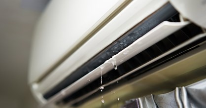Máy lạnh chảy nước: vệ sinh có hết không hay phải sửa?