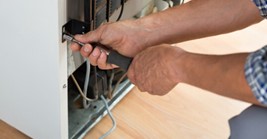 Nguyên Nhân Và Cách Khắc Phục Tủ Lạnh Bị Rò Điện